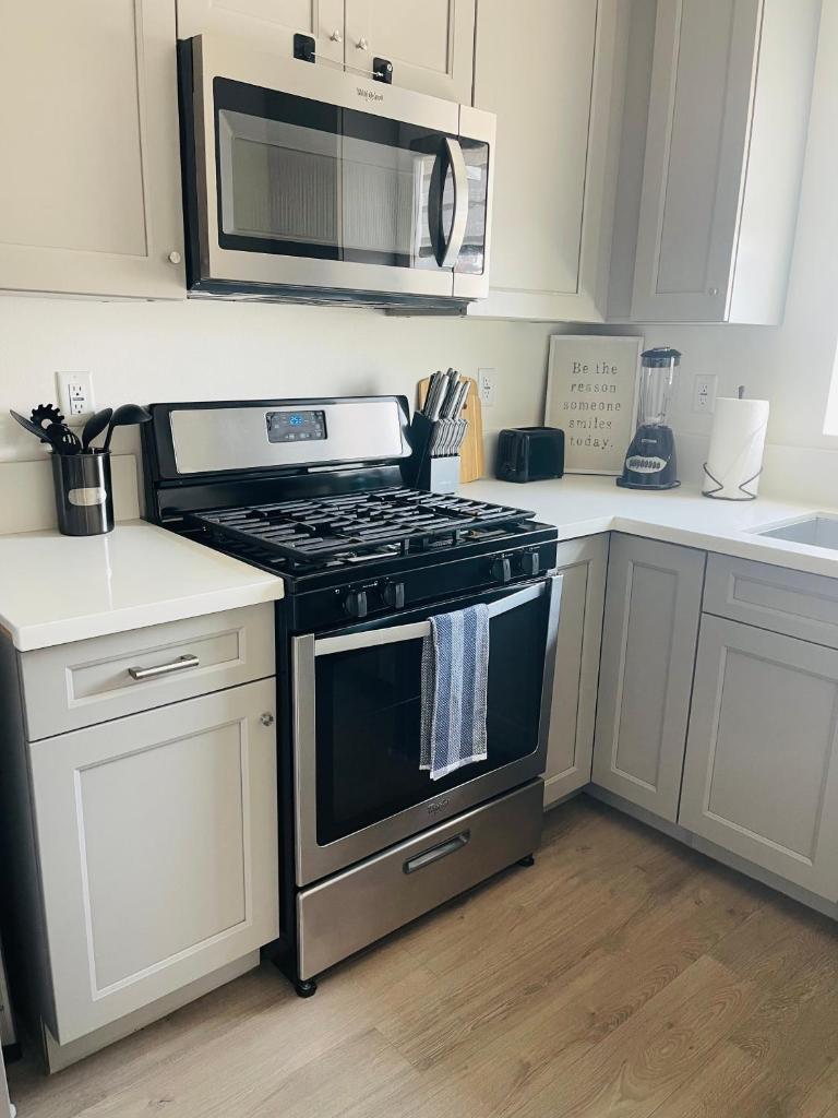 1 Bedroom 1 Bathroom Near Crypto Center image