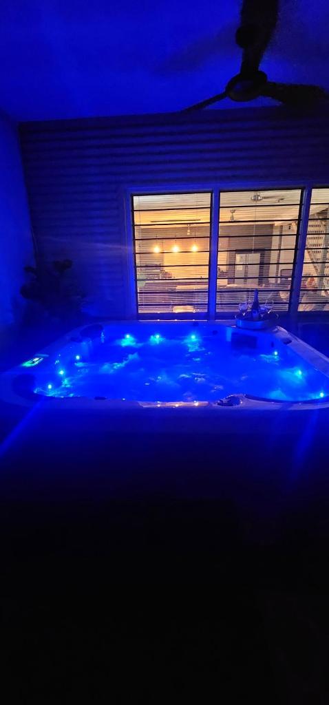 4 BEDROOM GARDENS ESCAPE - CHAMPAGNE STAYS Darwin with SPA photo 4