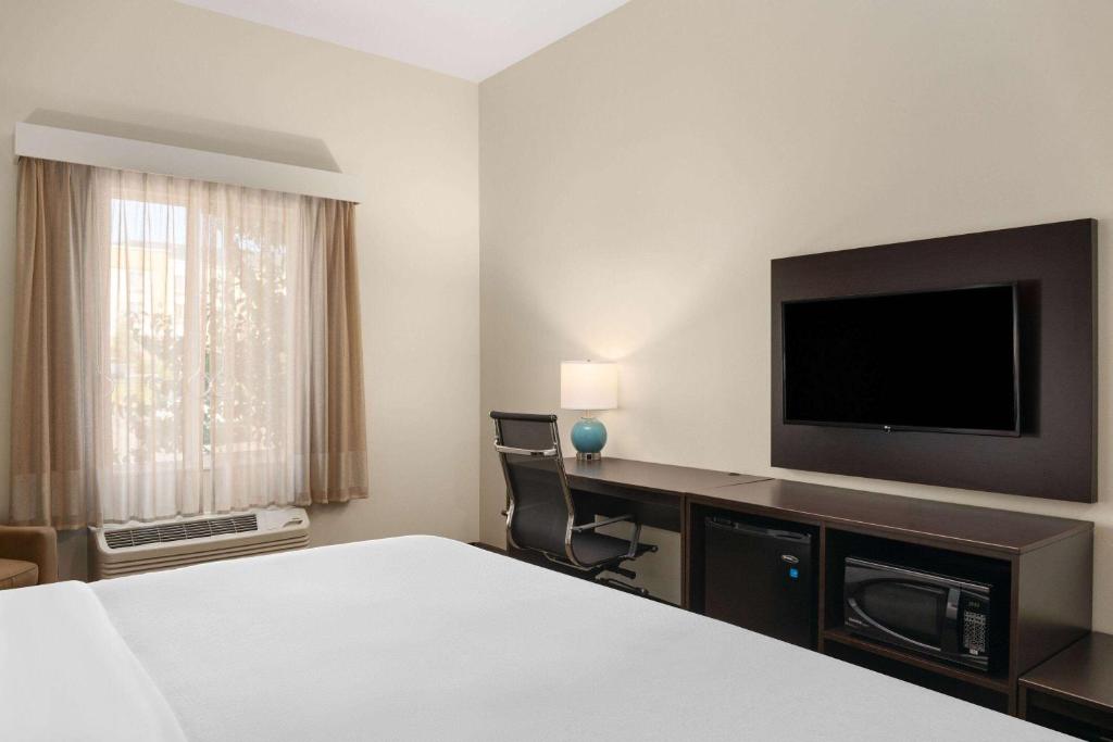 La Quinta Inn & Suites by Wyndham Wenatchee image