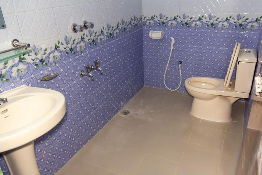 Ur Homestay Airport AC Secured Lift WIFI Uttara photo 3