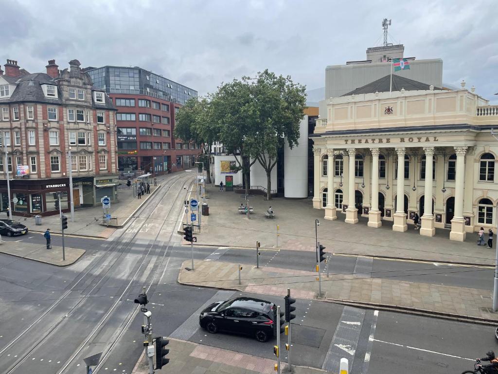 Spacious Apartment In City Centre - Free Parking - Tap to explore photos