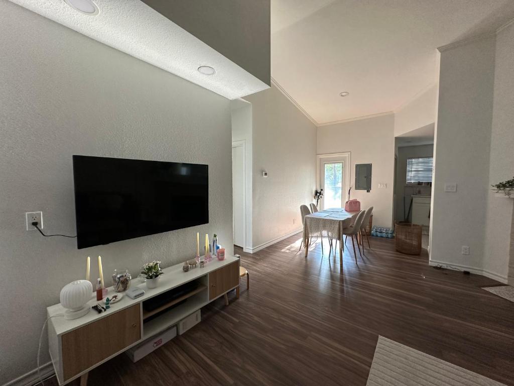 Cozy Condo Private Room, 10 Mins from AT&T Stadium, Gated, Free Parking, & In-Unit Laundry image