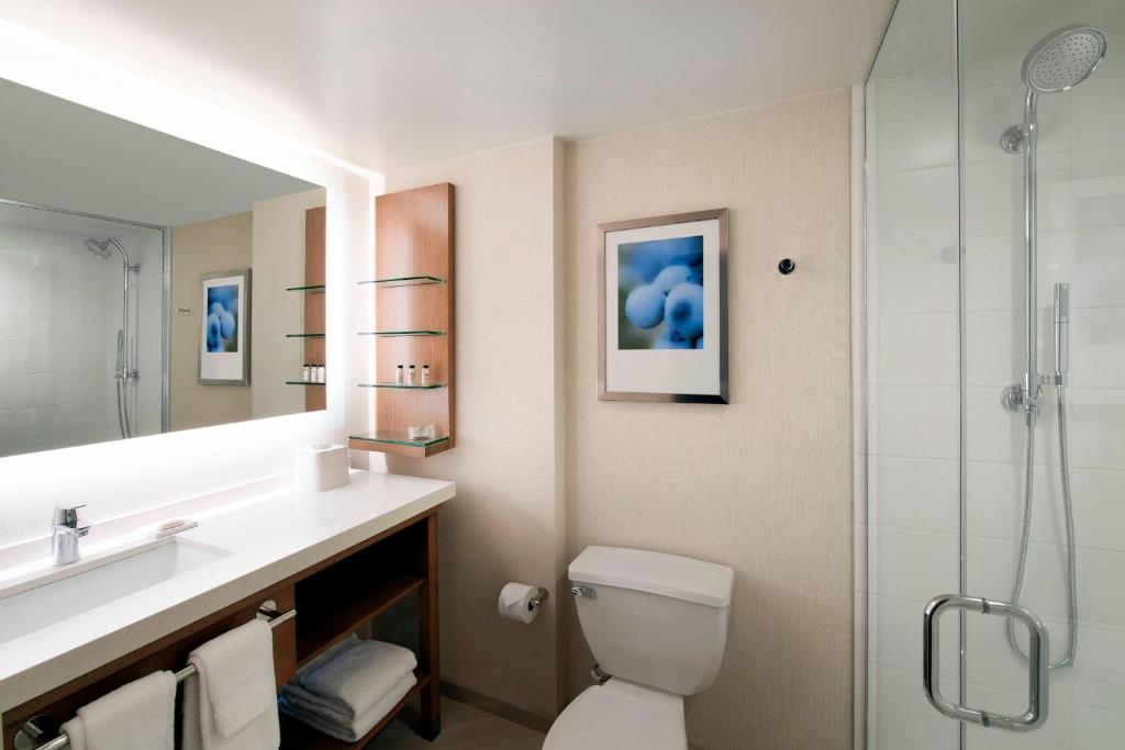 Delta Hotels by Marriott Seattle Everett - Tap to explore photos