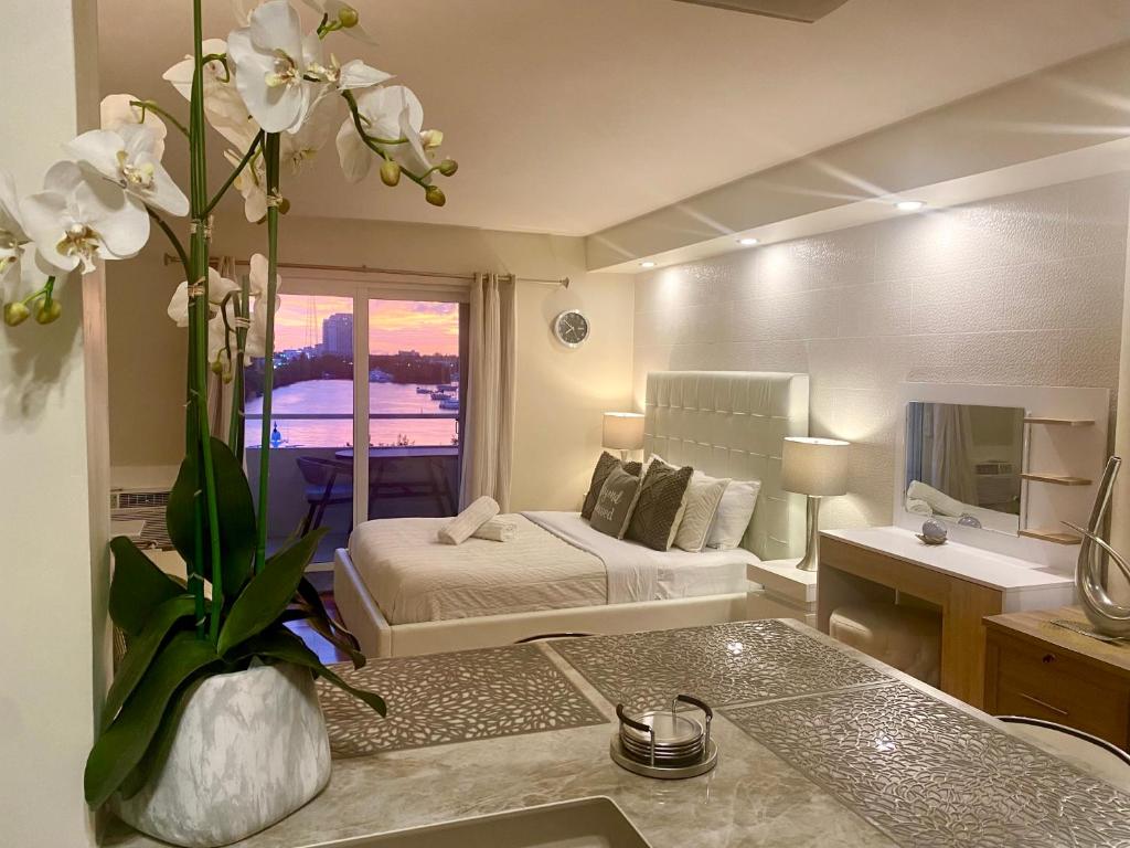 Modern waterfront apartment with Miami Skyline view, free parking 5 mins drive to Miami Beach image