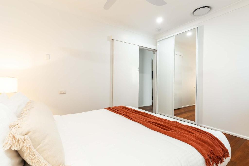 Moffat Beach Coastal Contemporary Unit A - Tap to explore photos
