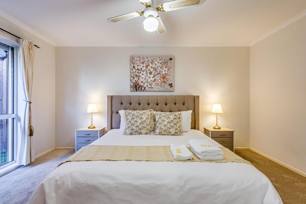 StayAU Tranquil 4BR Lakeside Retreat in Seabrook photo 2