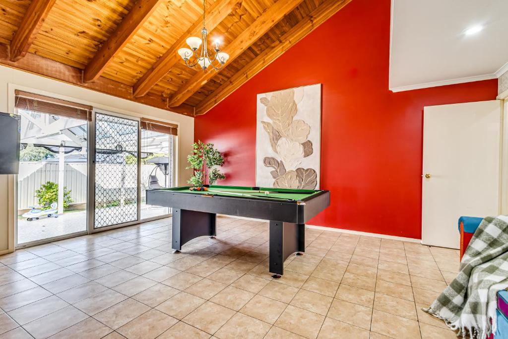 StayAU Tranquil 4BR Lakeside Retreat in Seabrook photo 4