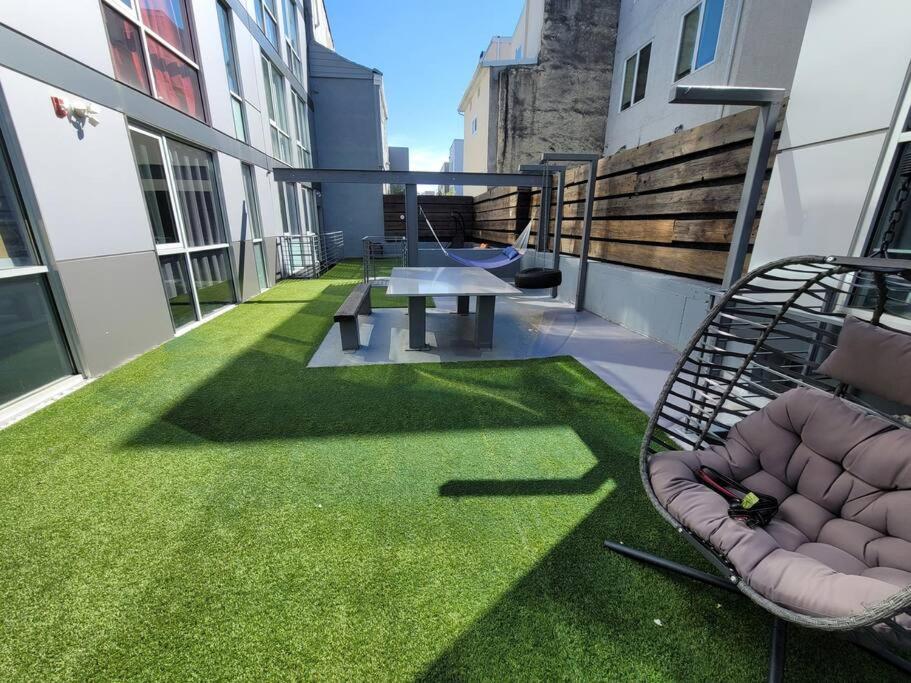 XL Two Story Luxury Unit with FREE Street Parking! image