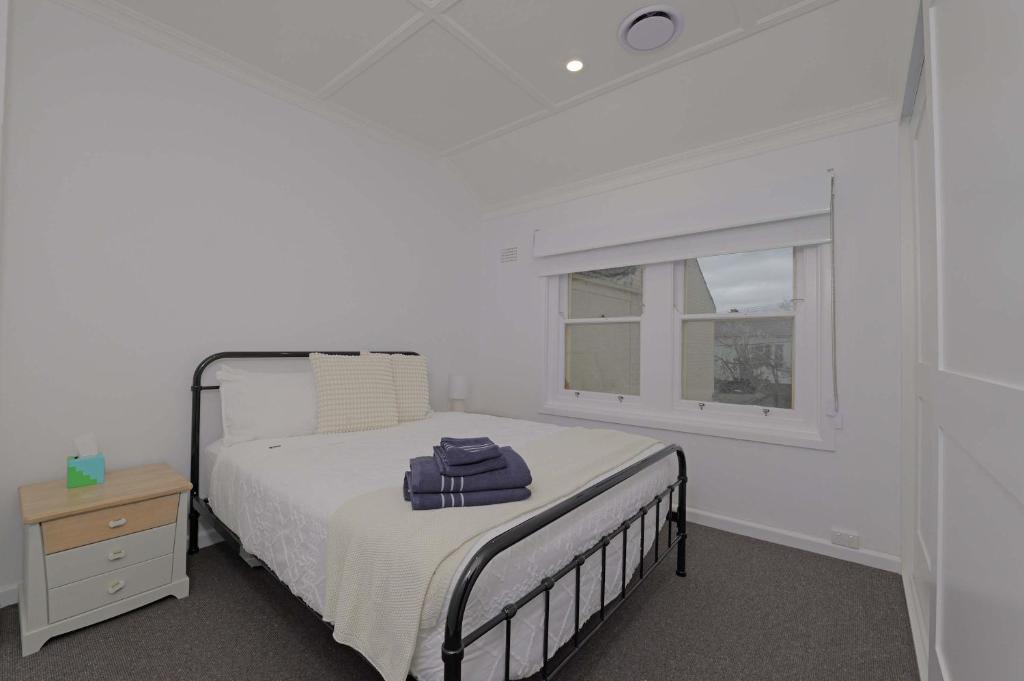 Manuka Village - Sleeps 8 - Free parking x 4 photo 2