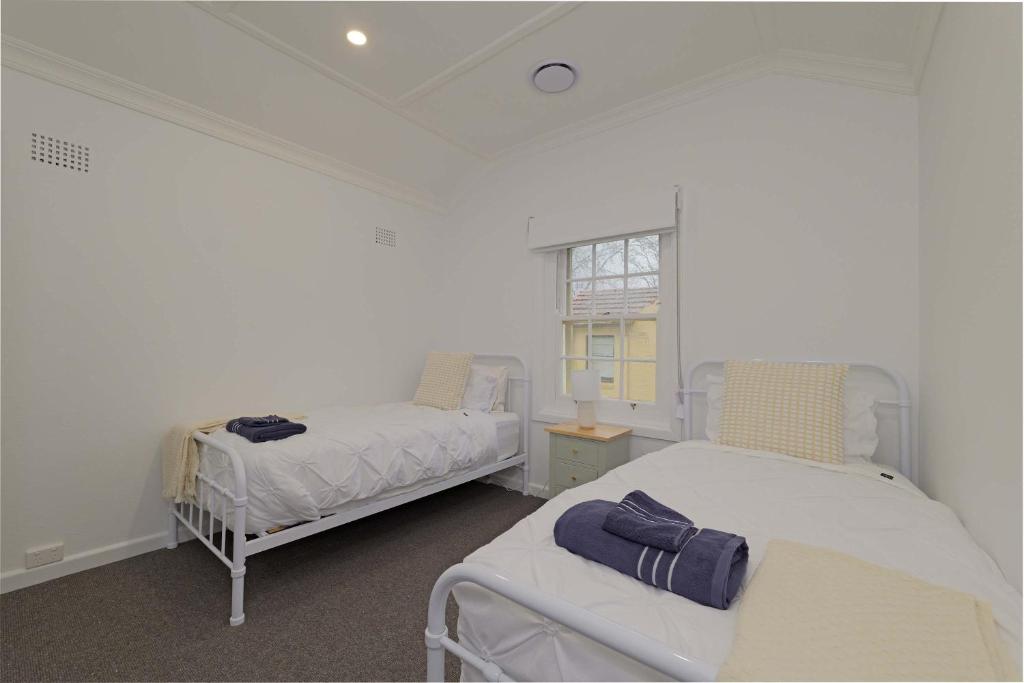 Manuka Village - Sleeps 8 - Free parking x 4 photo 3