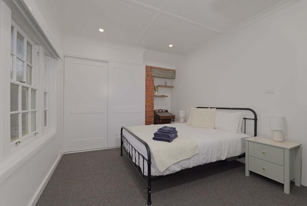 Manuka Village - Sleeps 8 - Free parking x 4 photo 1
