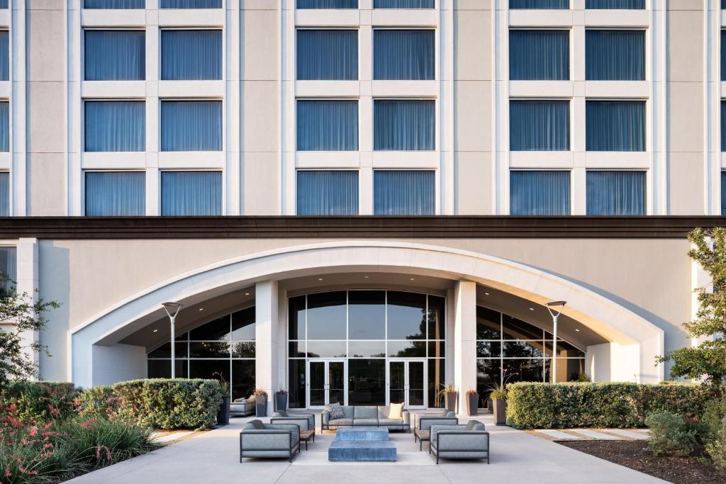 Dallas/Ft. Worth Marriott Hotel & Golf Club Champions Circle image