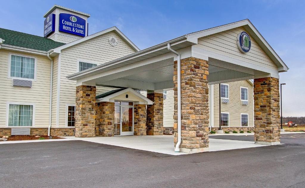 Cobblestone Hotel & Suites – Pulaski/Green Bay image