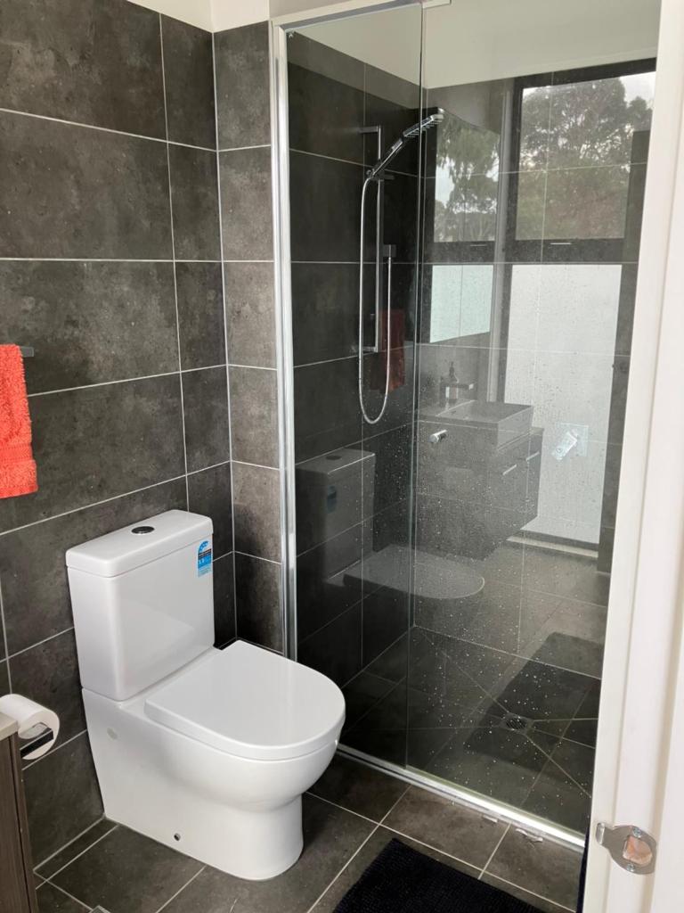 Private Room & Ensuite, in shared Modern 2 Level Apartment - full use of all facilities photo 3