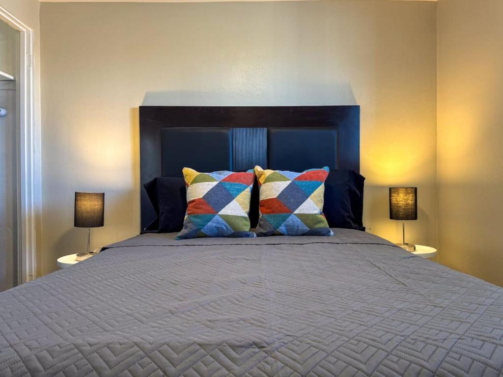 4 Apartments with 4 Bedrooms and Parking plus WIFI image