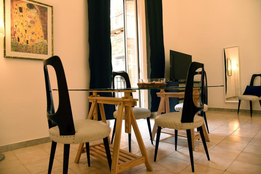 Costigliola Baroque Palace Flat next MANN Museum - Tap to explore photos