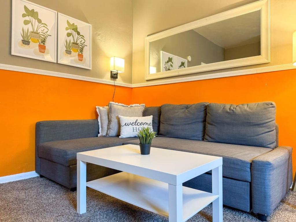 6 Beds plus Sofa Bed Sleeps 8 Spacious Crew Housing image