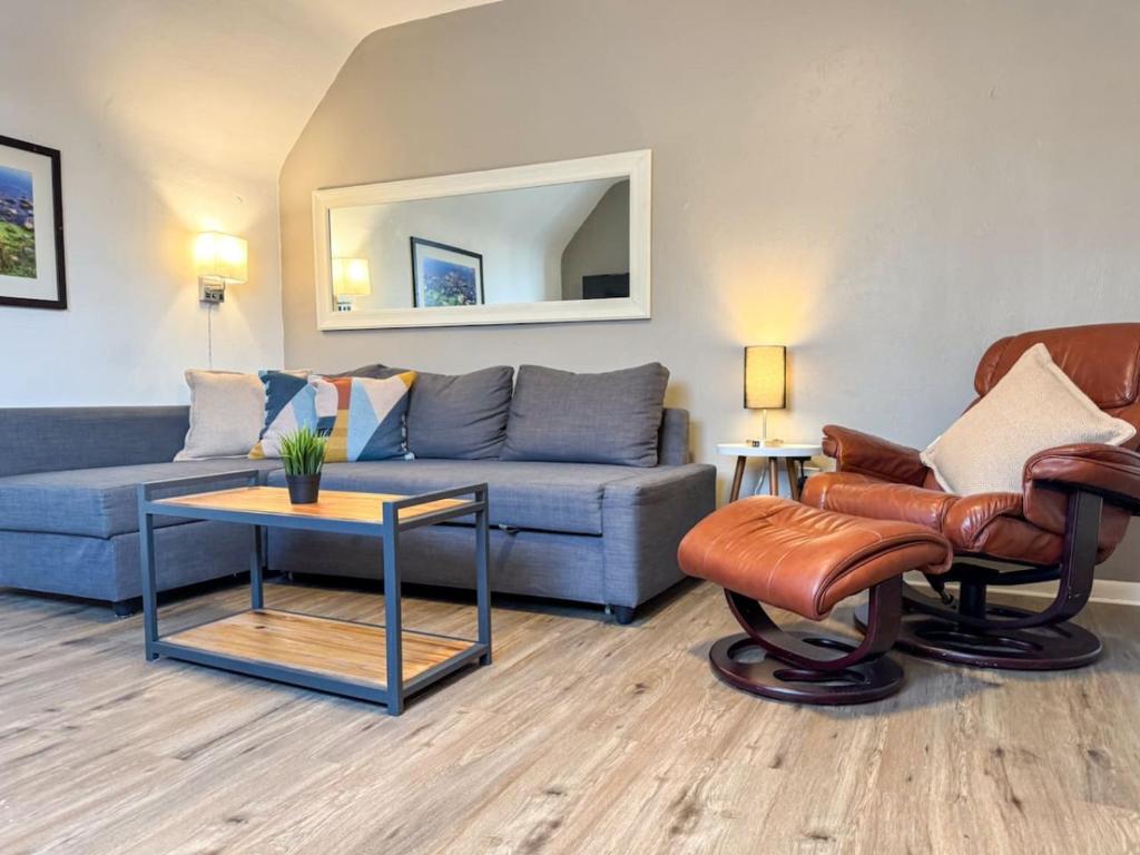 Great Location 8 Beds Sleeps 10 with Parking image