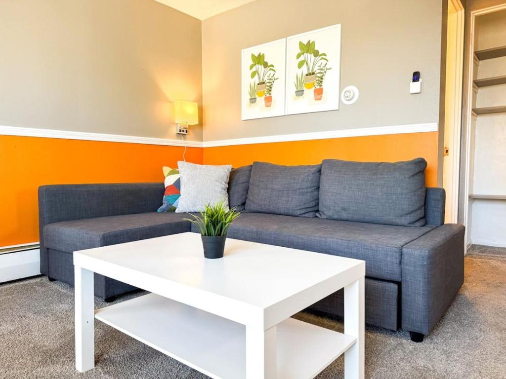 Sleeps 4 1 Bedroom 2 Beds with Parking plus WIFI image