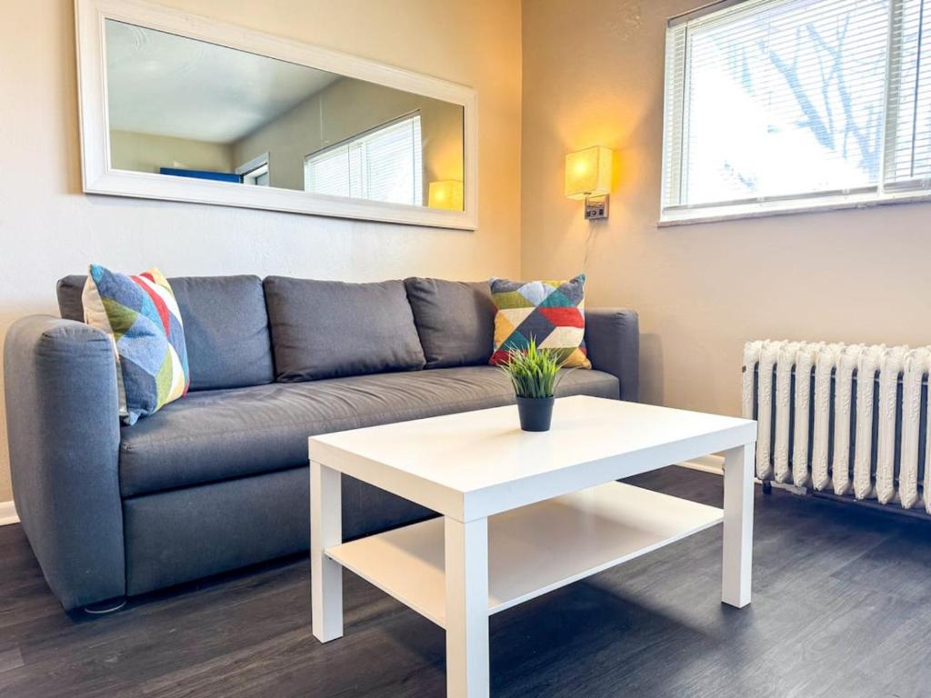 Downtown Area 2 Beds plus Sofa bed Sleep 6 Stylish image