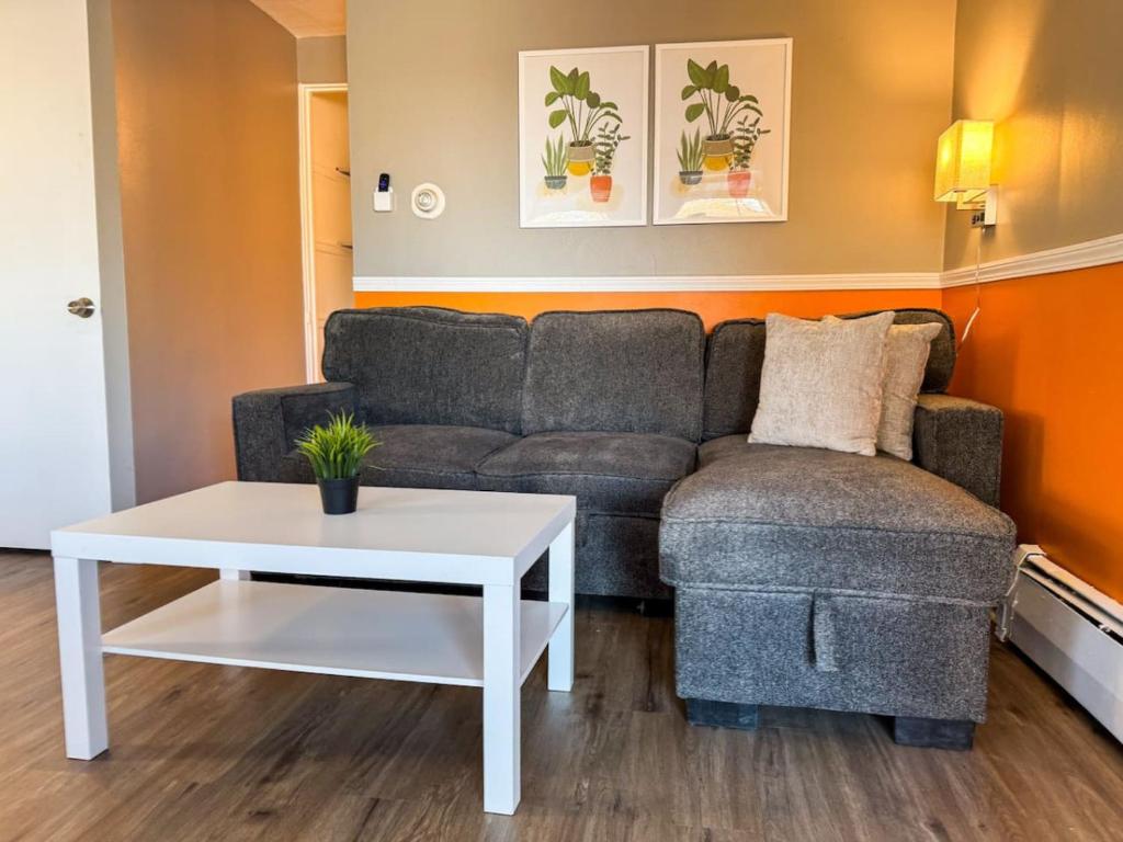 Sleeps 4 1 Bedroom 3 Beds with Parking plus WIFI image