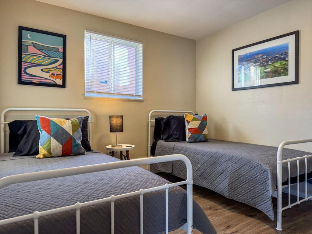 Sleeps 4 Charming 1 Bedroom with 2 Beds plus WIFI image