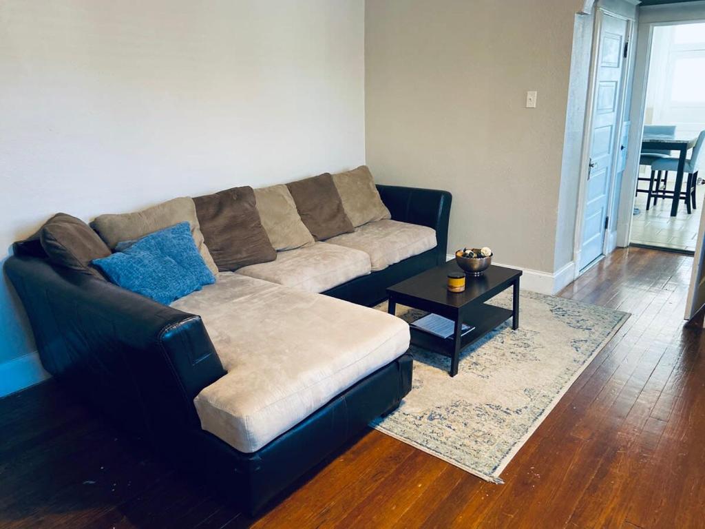 Entire Private STL Apartment - 51A image