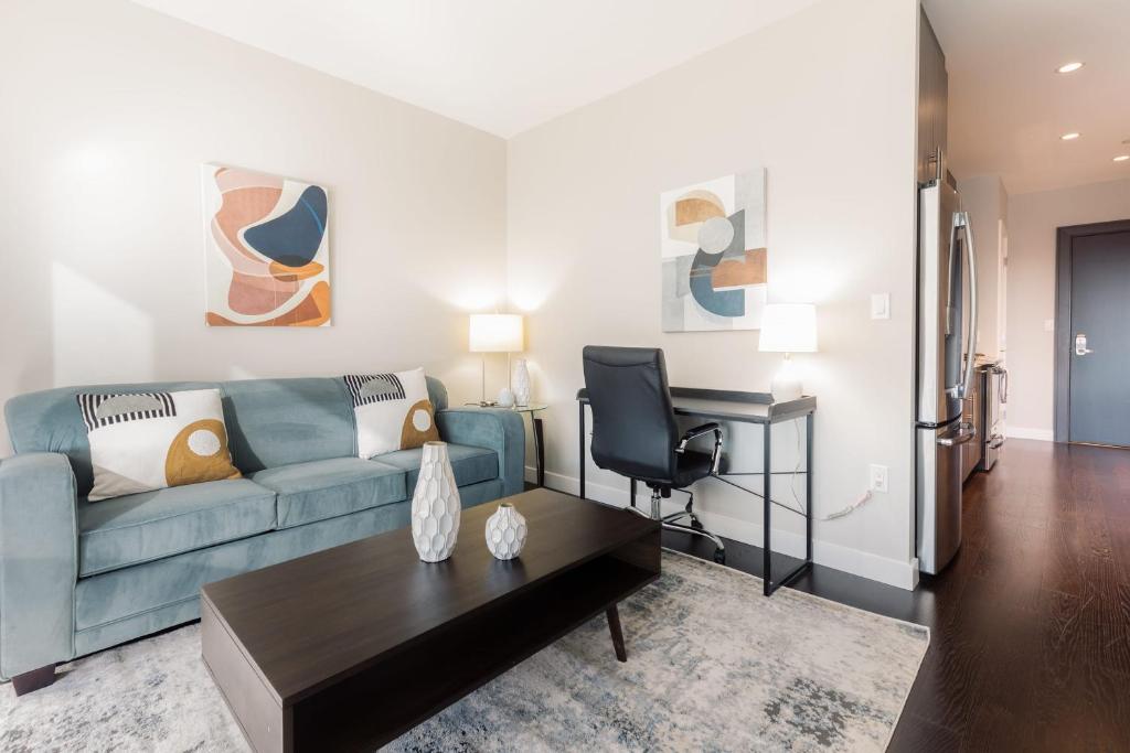 Bright & Modern Apt Downtown Seaport - Tap to explore photos