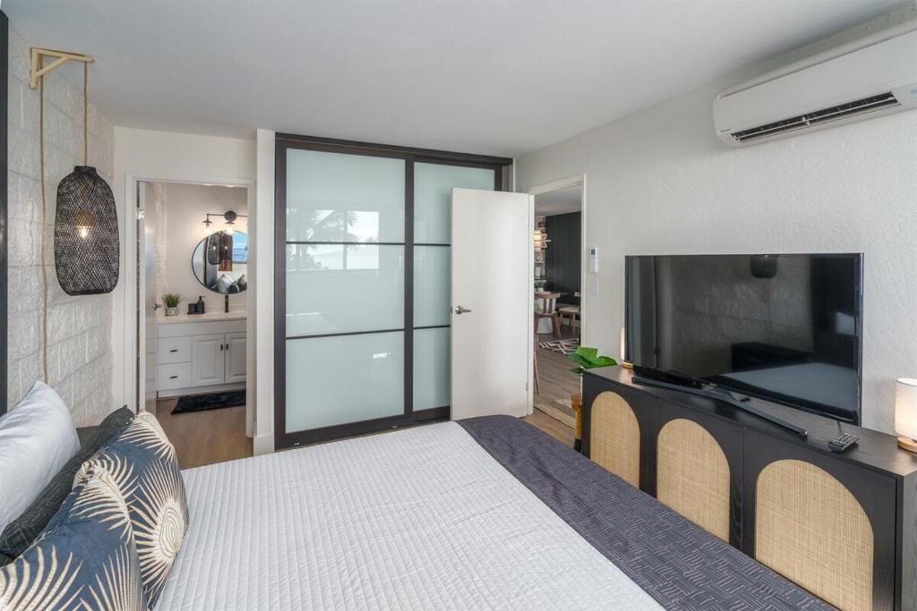 Chic Condo— Renovated & Refurnished 2023 / 2024 - Tap to explore photos