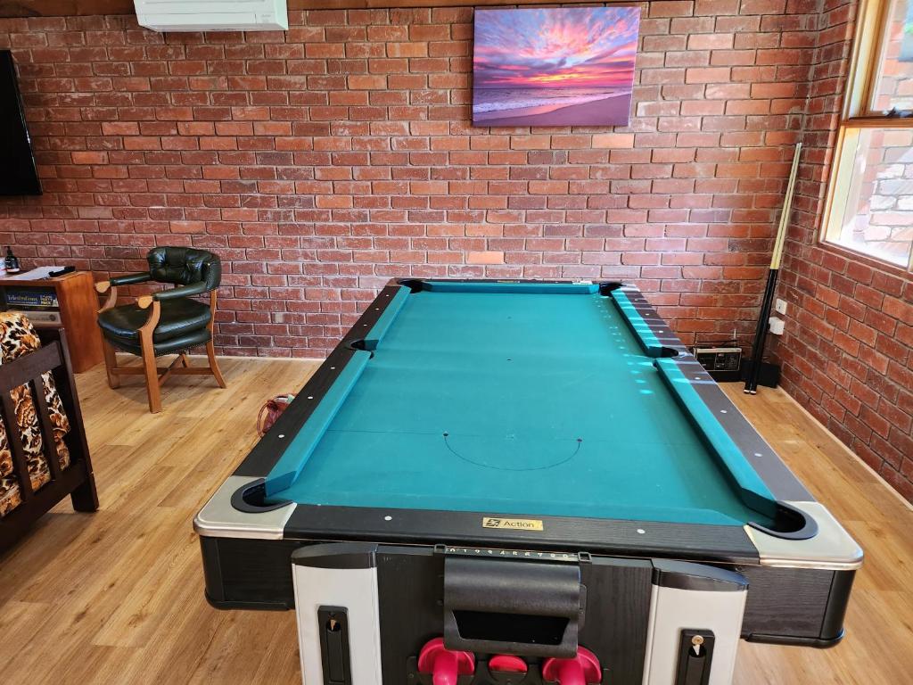 Large Retro Beach House with Style Class and Fun photo 2