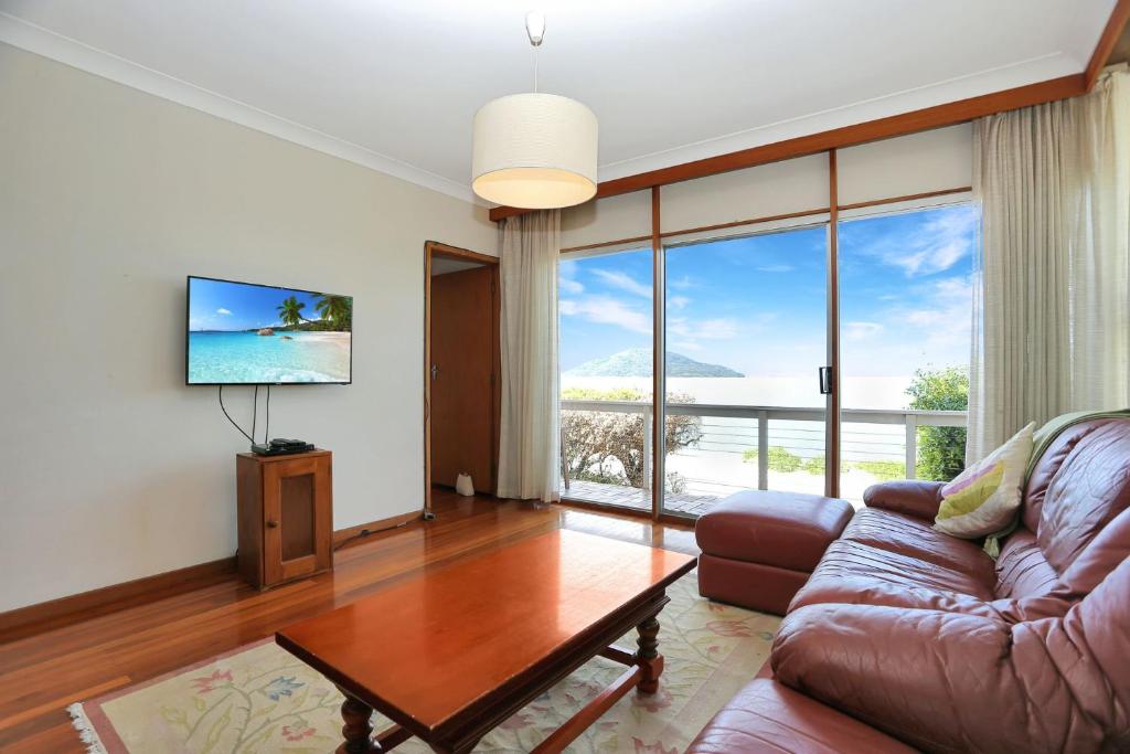 Jimmys Beach Waterfront photo 4