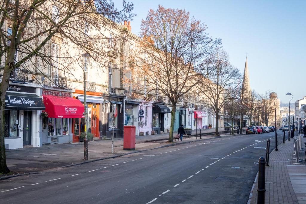 Elliot Oliver - Cosy 2 Bedroom Town Centre Apartment - Tap to explore photos