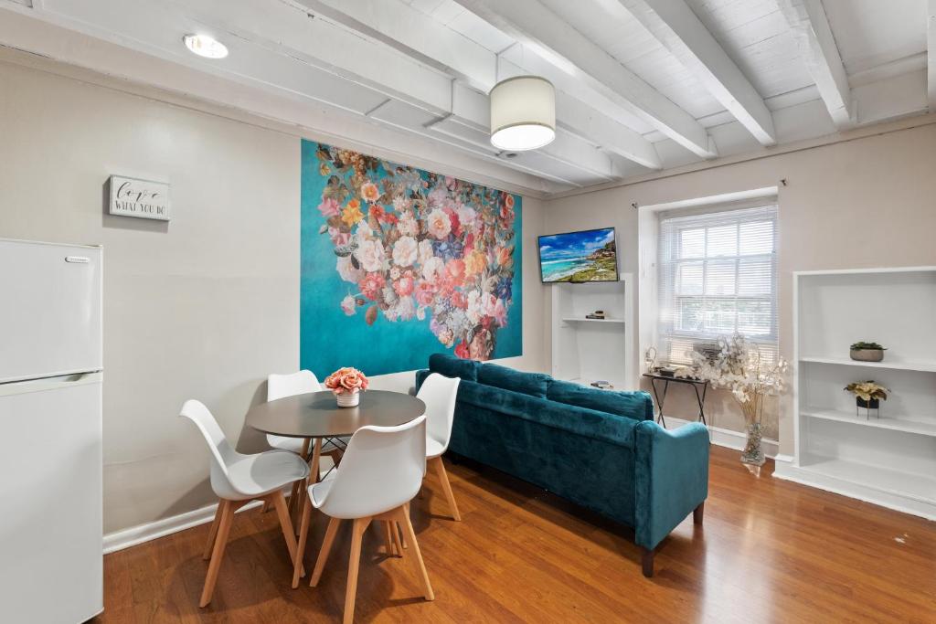 Modern Loft In Center City image