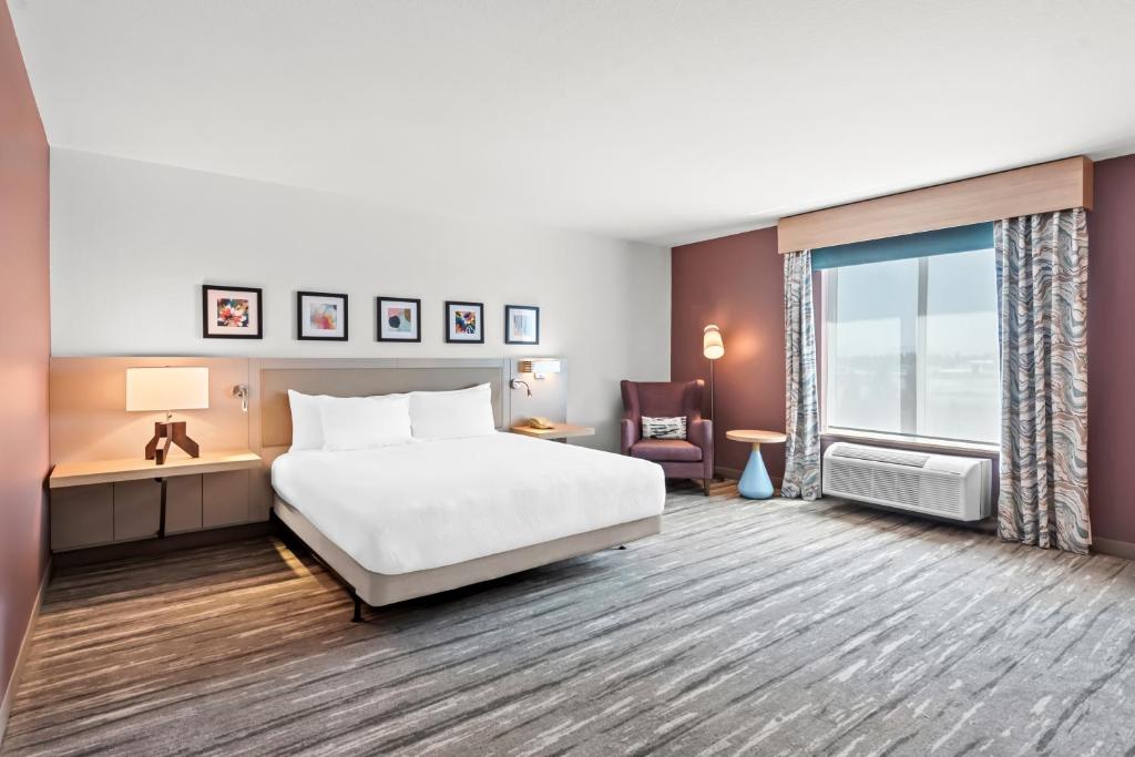 Hilton Garden Inn Seattle North/Everett Room Type - 1 KING BED AIRPORT VIEW