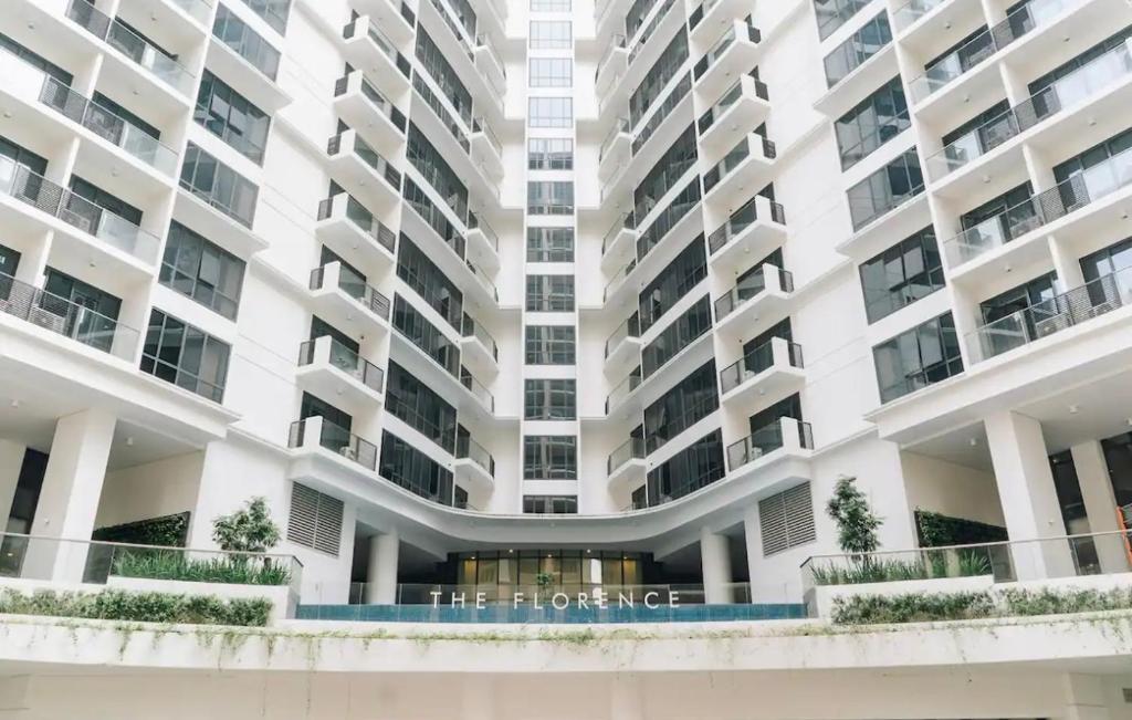 BGC McKinley Taguig 1BR with Balcony near Venice Grand Canal mall, Metro Manila