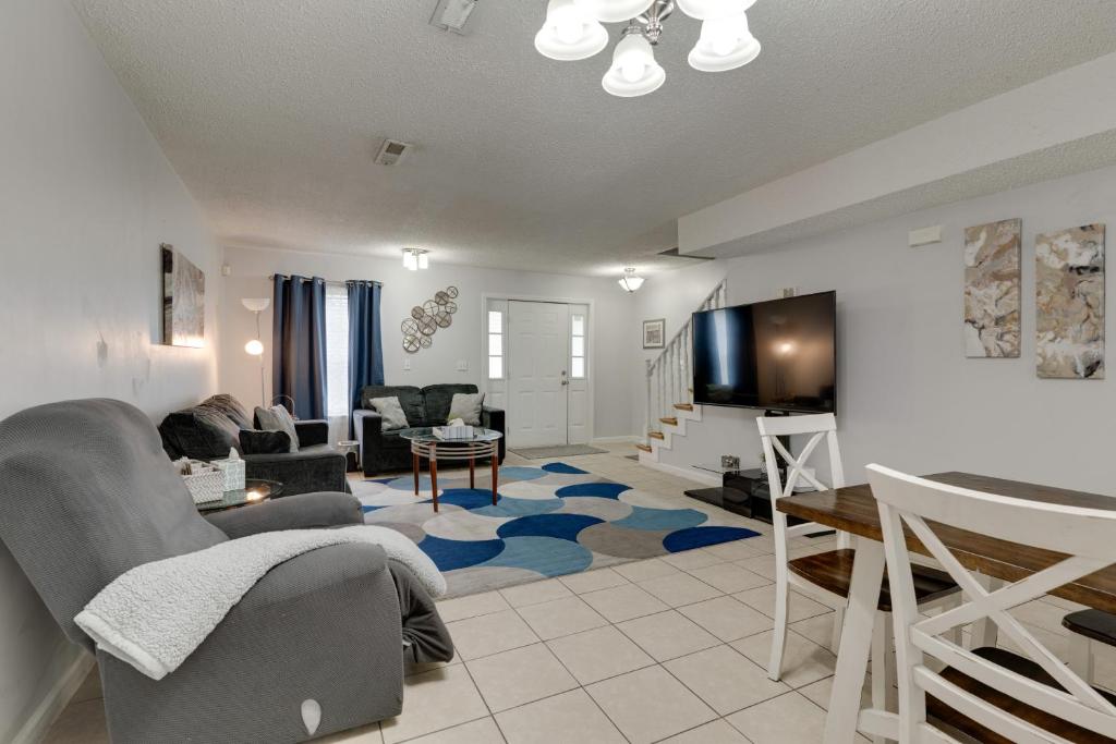 2 BDR with Free Parking! 2M to Broadway! - Tap to explore photos