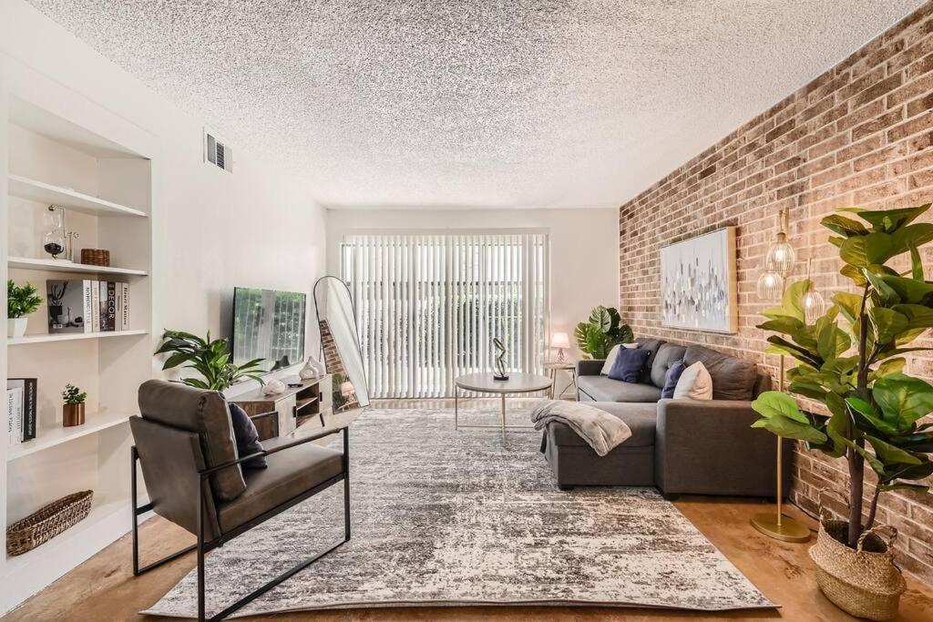 Your Central 2B Getaway - Walk Downtown - Pool, Pkg image