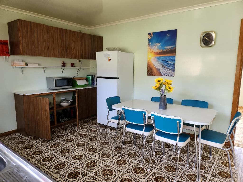 Large Retro Beach House with Style Class and Fun photo 4