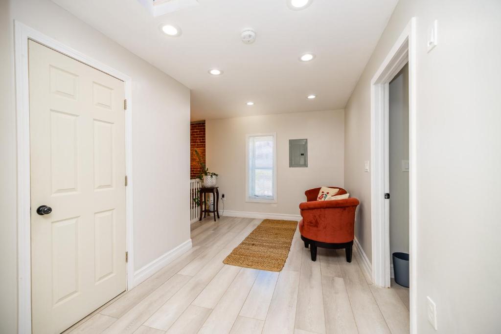 Luxurious room in Fall River Stay image
