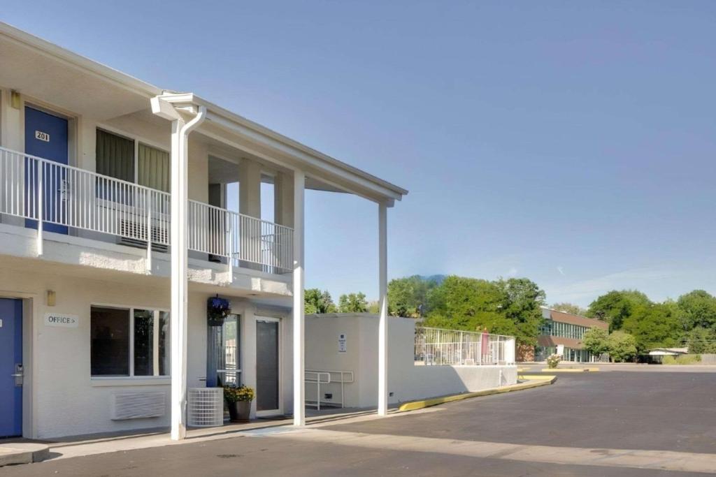 Park Inn by Radisson, Lakewood image