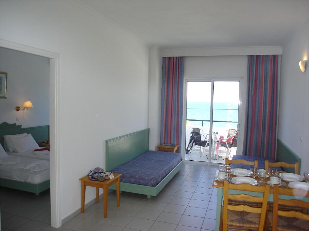 Апартаменты (Улучшенные апартаменты с видом на море (для 2–4 гостей)), Andromeda Hotel Apartments