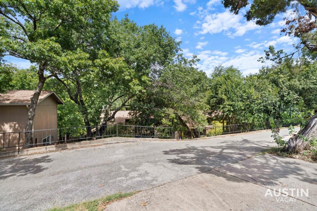 Comfortable Living in ATX with Private Deck and Office