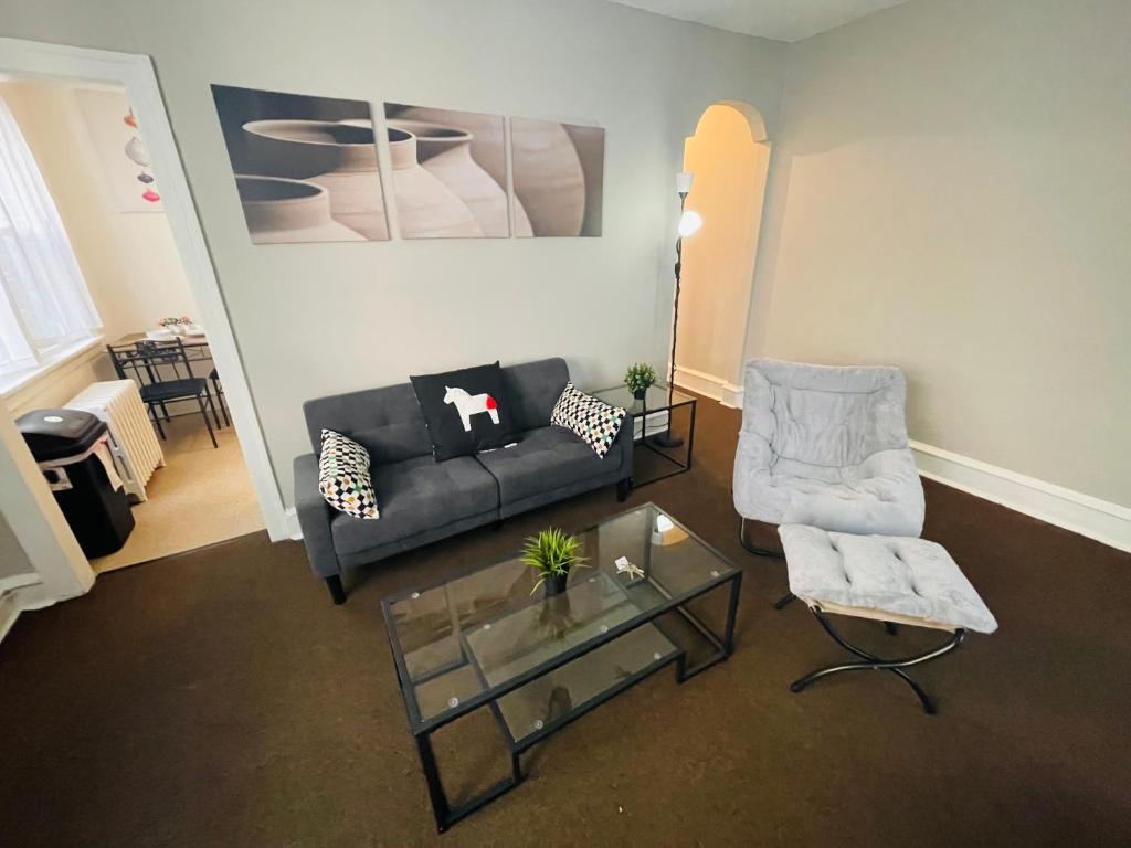 Large, Clean 1br In Great Location Parking Avail image