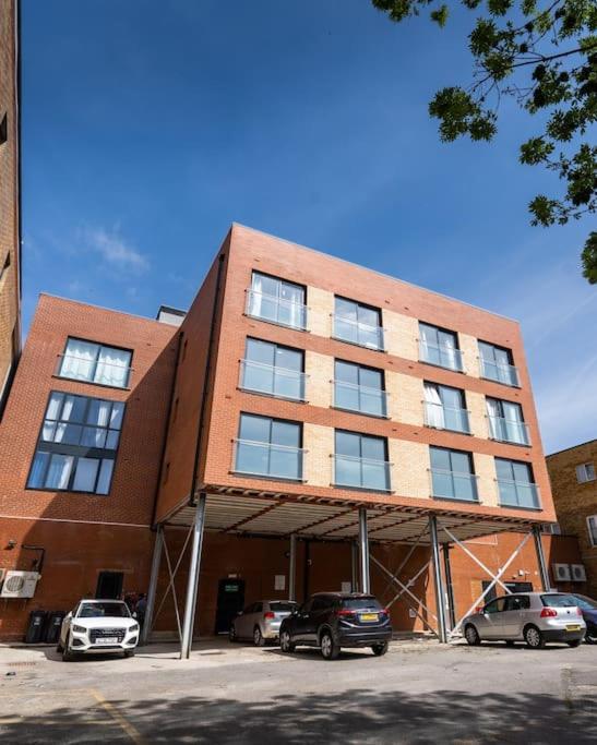 Hemel Apartments - Riverside Retreat