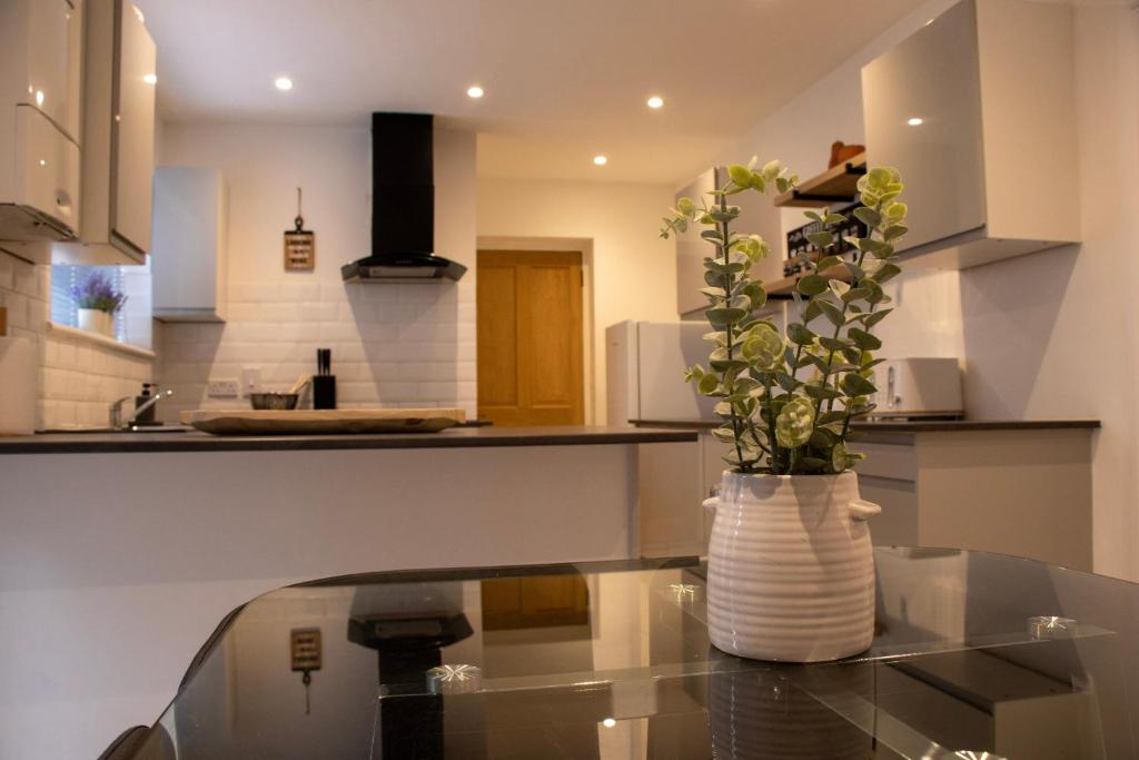 Comfortable 3 bed house in central location, Stevenage - Tap to explore photos