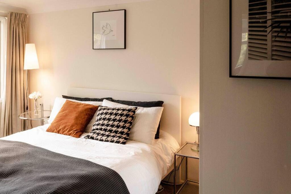 Romantic Garden Cottage with Home Cinema photo 4