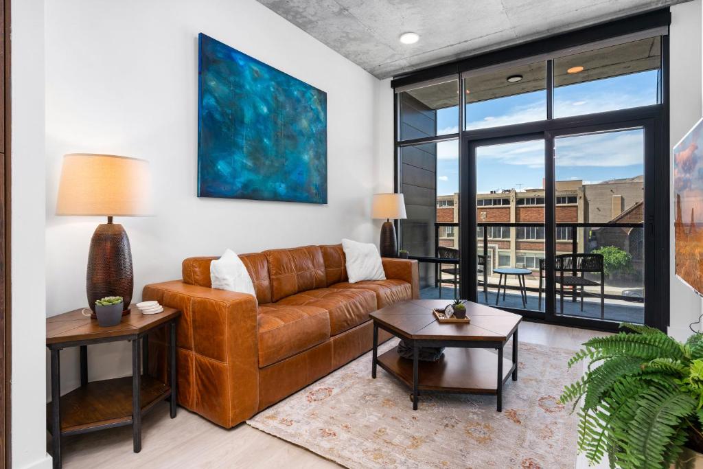 Downtown SLC Luxury 1BD 1BA - Pool HotTub 24hrGym image