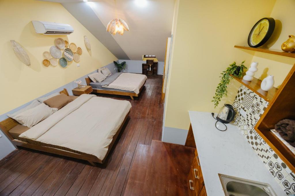 Duplex 3beds old quarter- big window street view