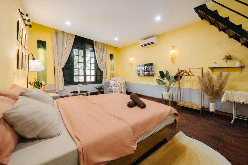 Duplex 3beds old quarter- big window street view