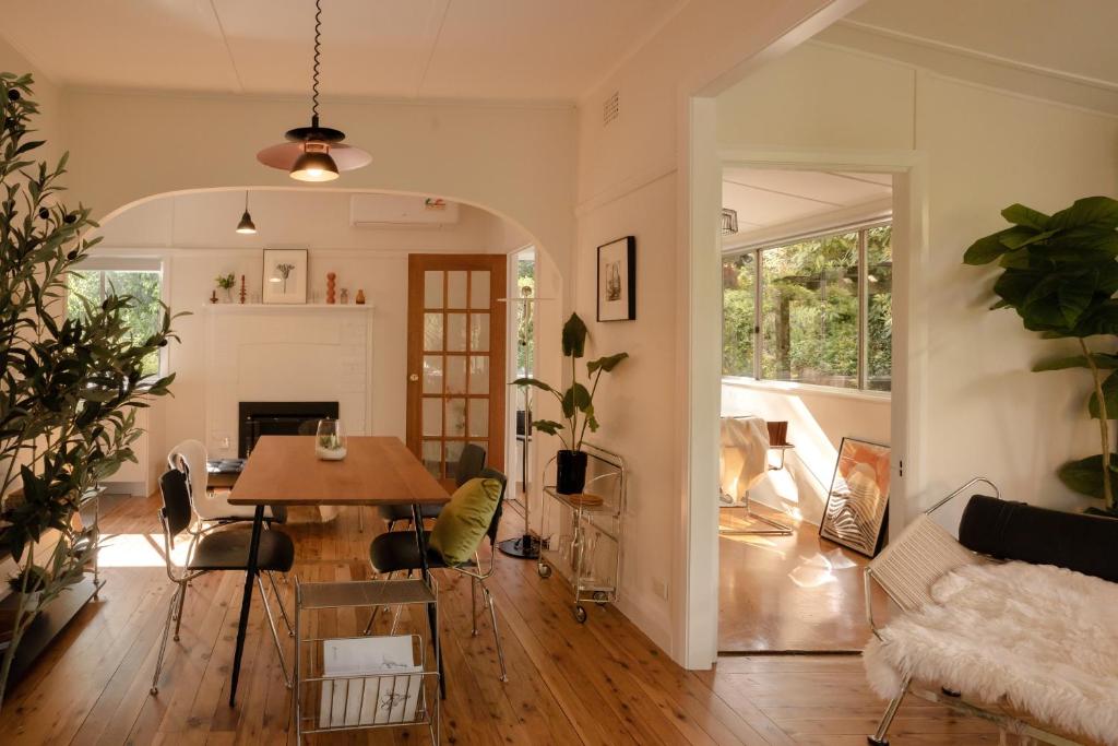 Romantic Garden Cottage with Home Cinema photo 1